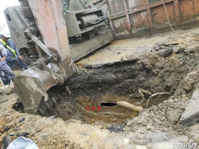 確認瓦斯管已遭損毀