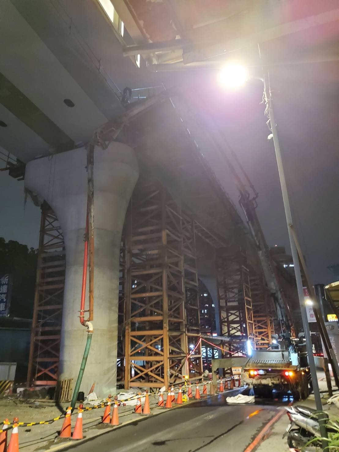 等待混凝土料車的到來