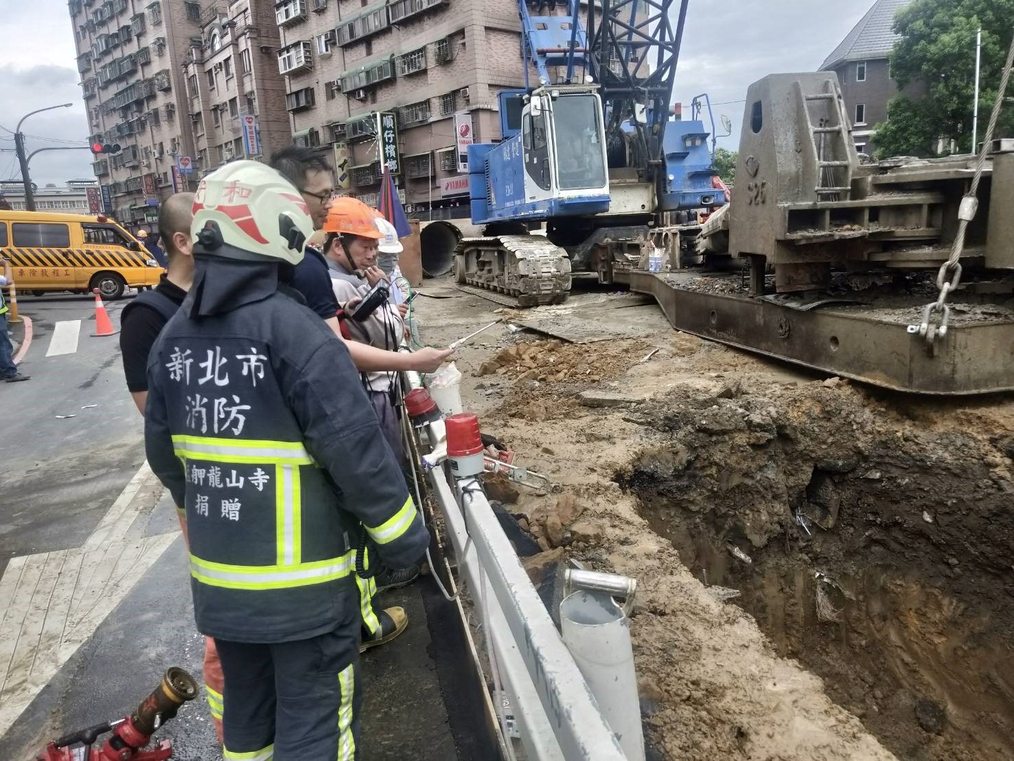 消防人員進行瓦斯氣體濃度檢測
