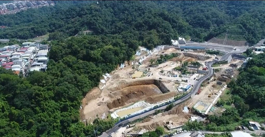 安坑輕軌機廠於108年2月開始全面動土整地施工已經1年啦，讓我們看看這一年來機廠的變化，是不是很期待他完工後的樣子呢！