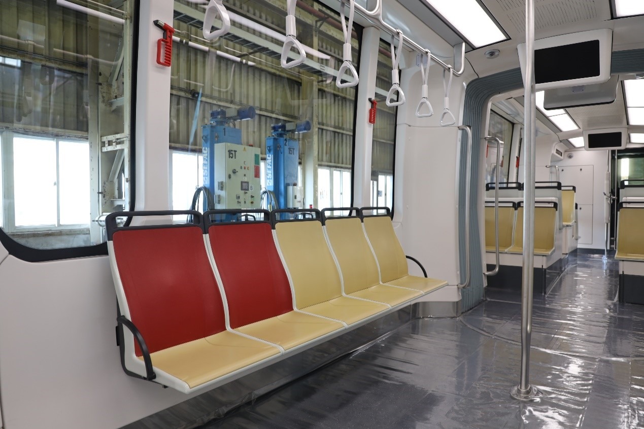 安坑輕軌首列車內裝