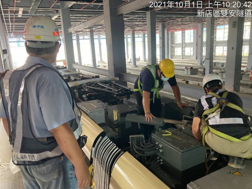 車頂進行電氣連掛作業