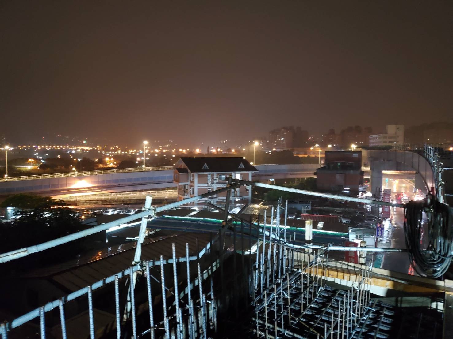 高架橋的夜景