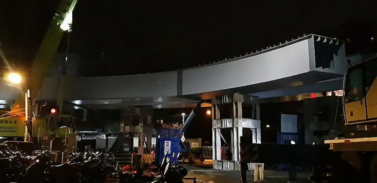 螺栓鎖斷固定後，鬆開鋼箱梁吊耳上鋼索後完成吊裝作業
