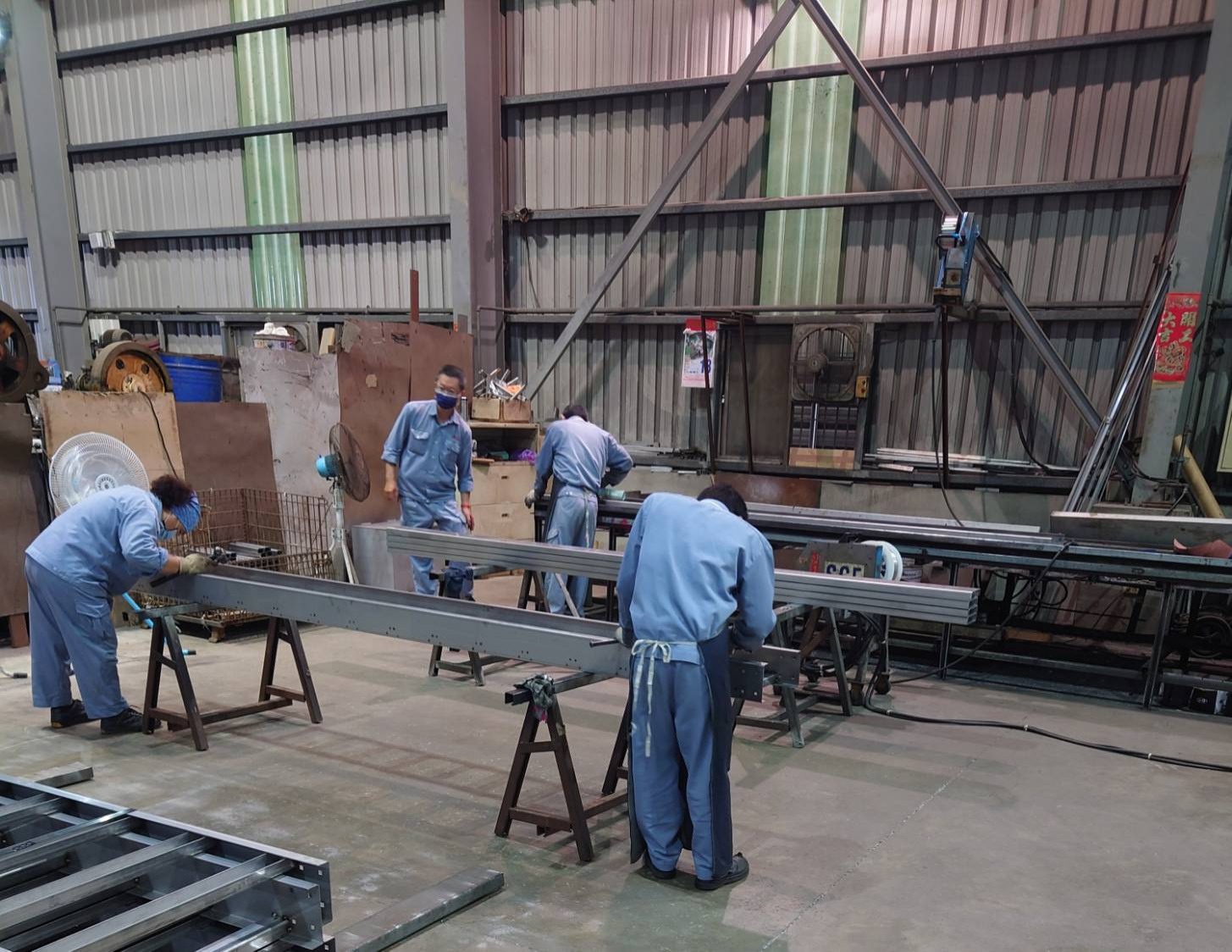 電纜線槽架製作過程-直式線架焊接後焊渣清除作業
