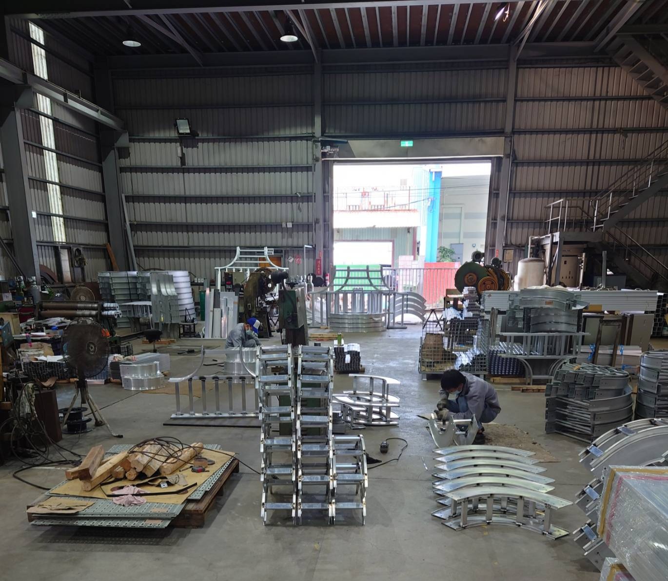 電纜線槽架製作過程-線架彎頭焊接後焊渣清除作業