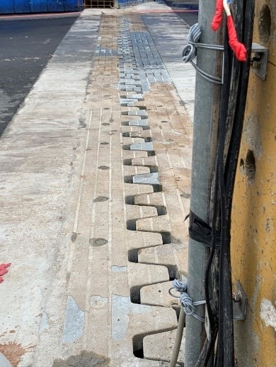 🔺新安泰路高架橋面鋸齒型伸縮縫近照