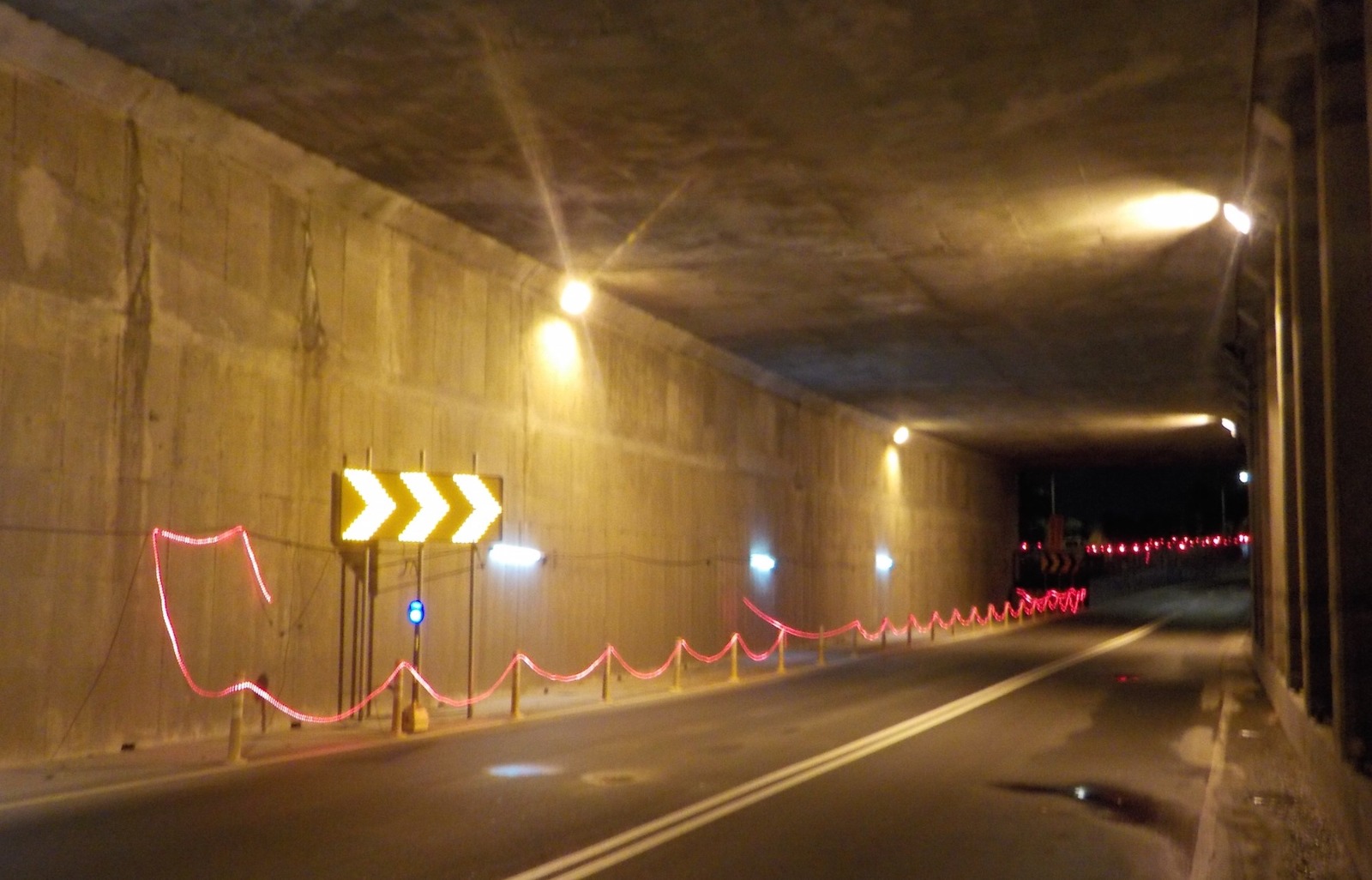 （圖說：三孔箱涵隧道內之LED方向指示燈，提醒用路人隧道內車道即將縮減。）