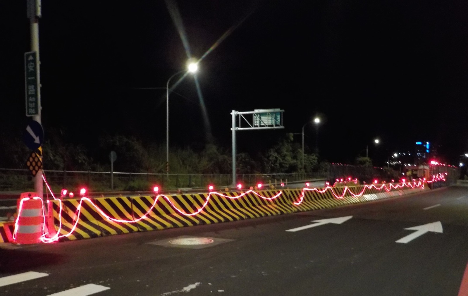 （圖說：於施工區域之紐澤西護欄增設水管燈，用路人提醒道路縮減。）