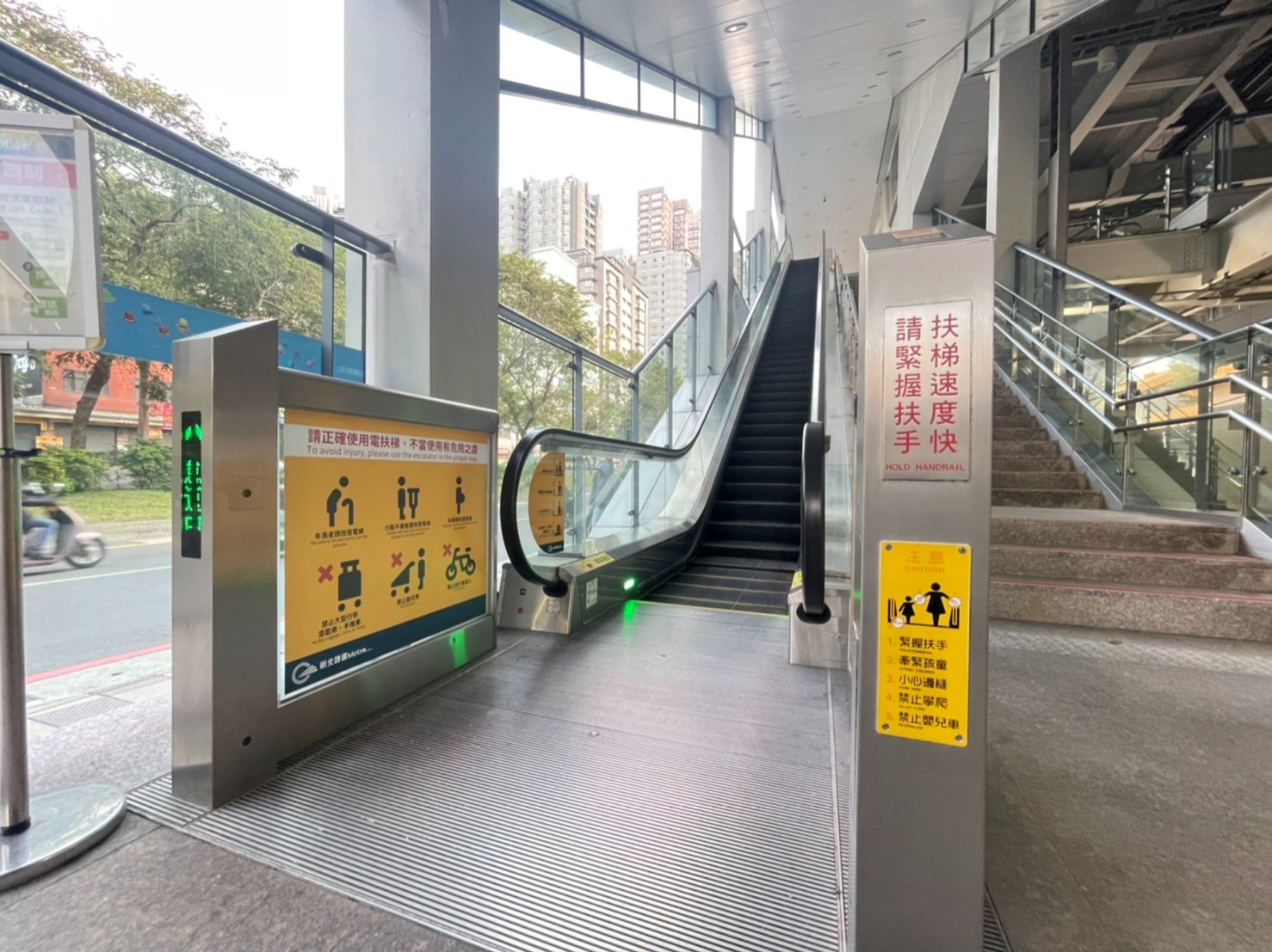 電扶梯安全宣導(上扶梯前，兩側扶手帶下方玻璃均有設置)