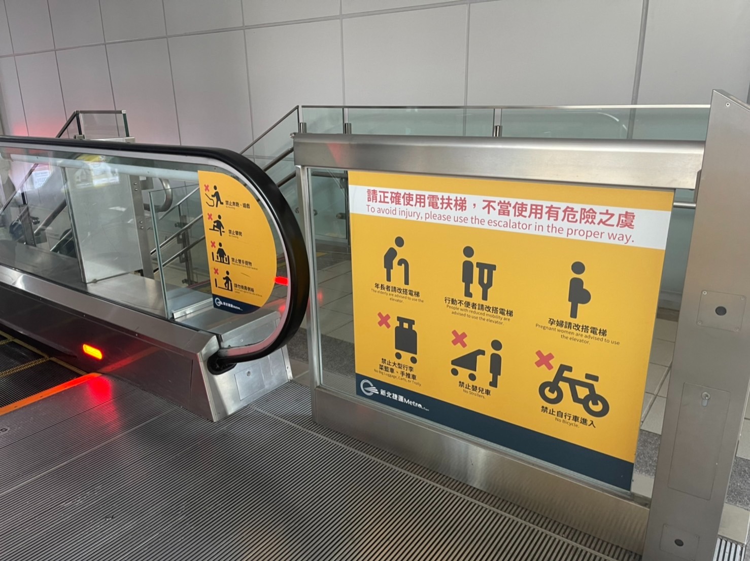 電扶梯安全宣導(上扶梯前，兩側扶手帶下方玻璃均有設置)