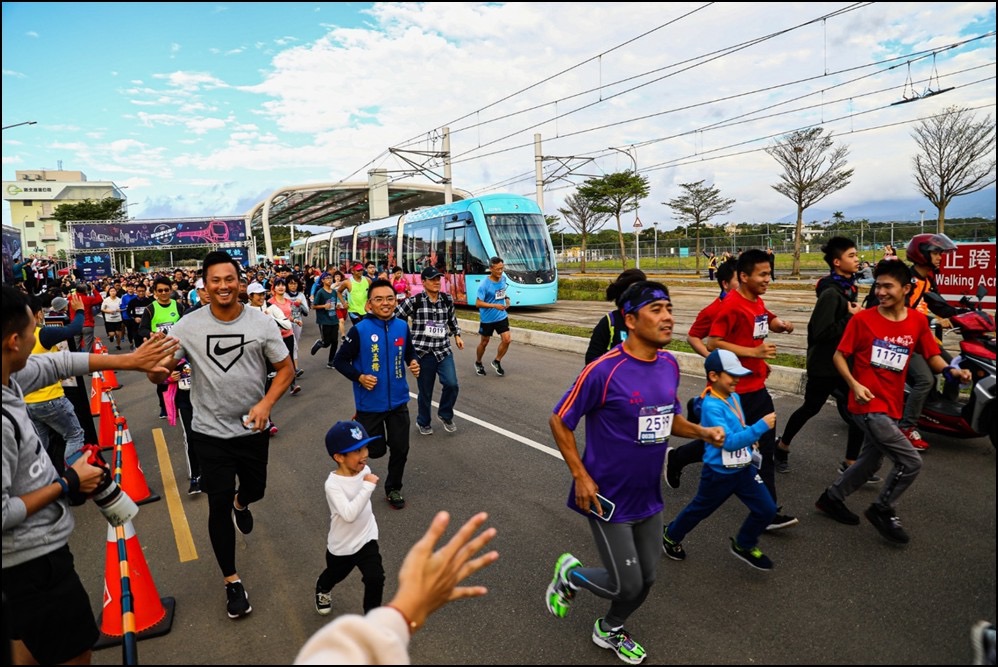 (耶誕嘻哈跑趴，見軌就跑，