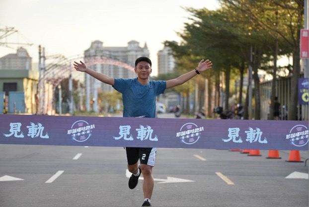 (耶誕嘻哈跑趴，見軌就跑，