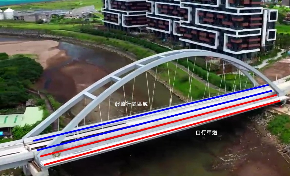 (藍海橋輕軌軌道區與自行車道。