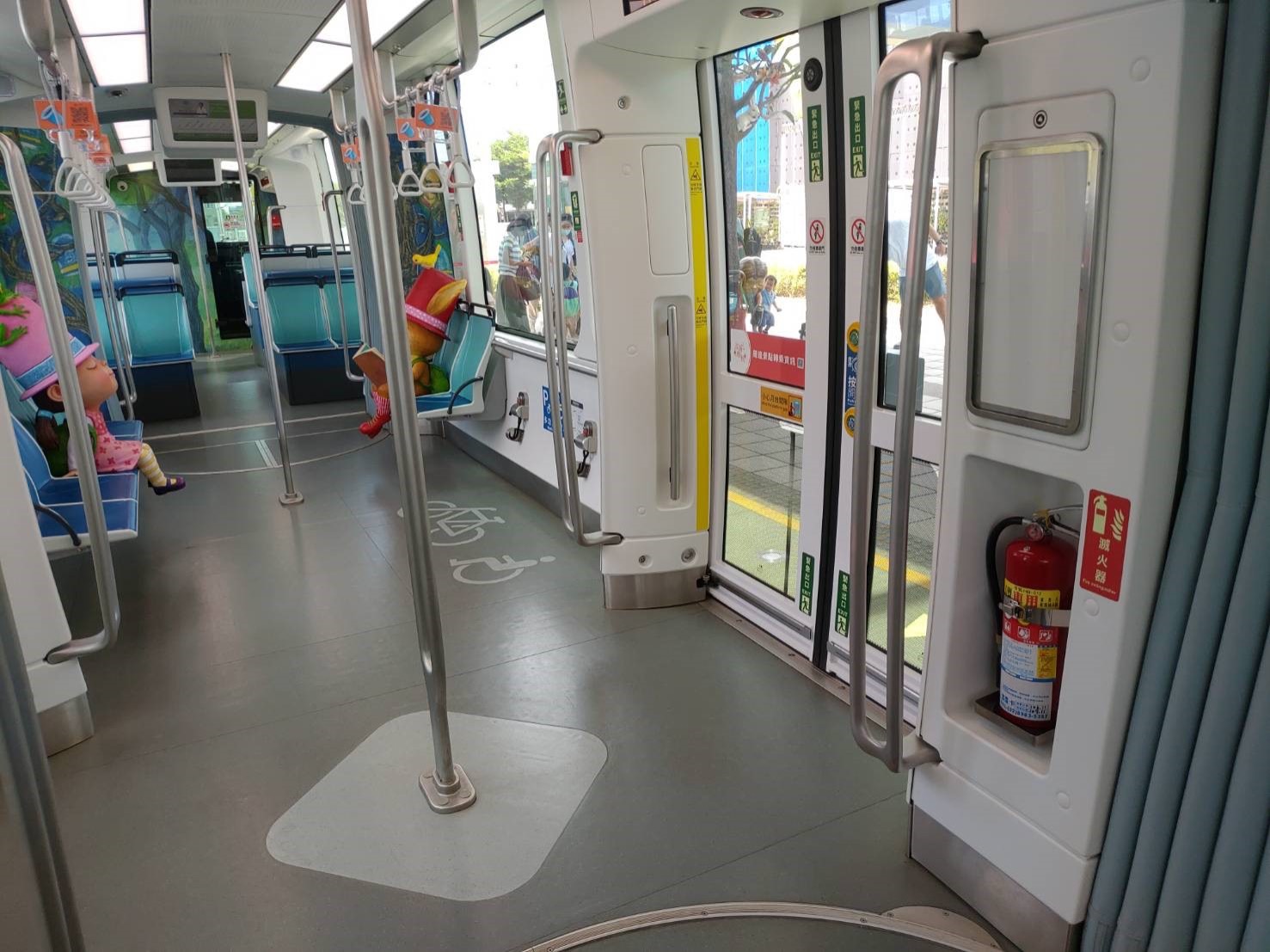 每個車廂配有一具加壓式乾粉滅火器，共有7個滅火器