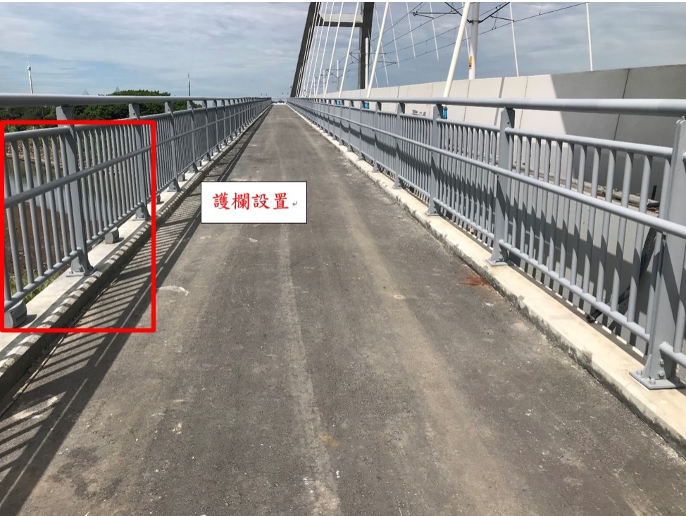 藍海橋圍欄設置，車道與藍海橋並肩而行