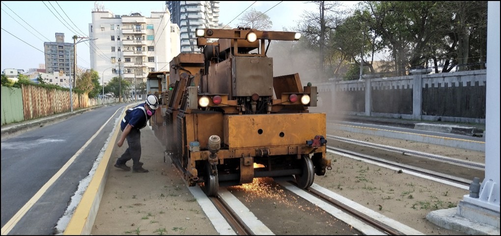 (淡海輕軌-藍海線一期磨軌車磨軌，