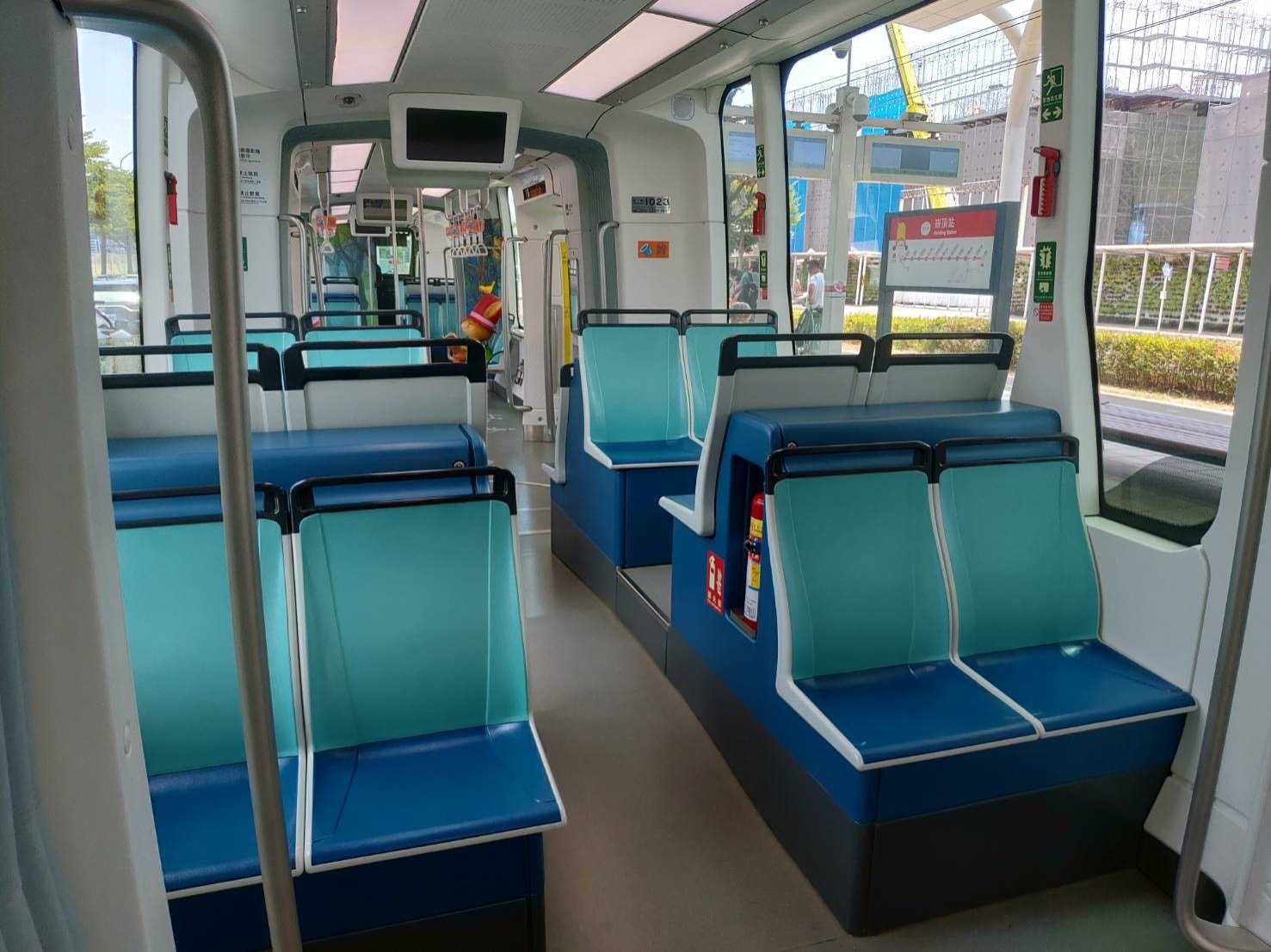 每個車廂皆配有一具加壓式乾粉滅火器，共有7個滅火器