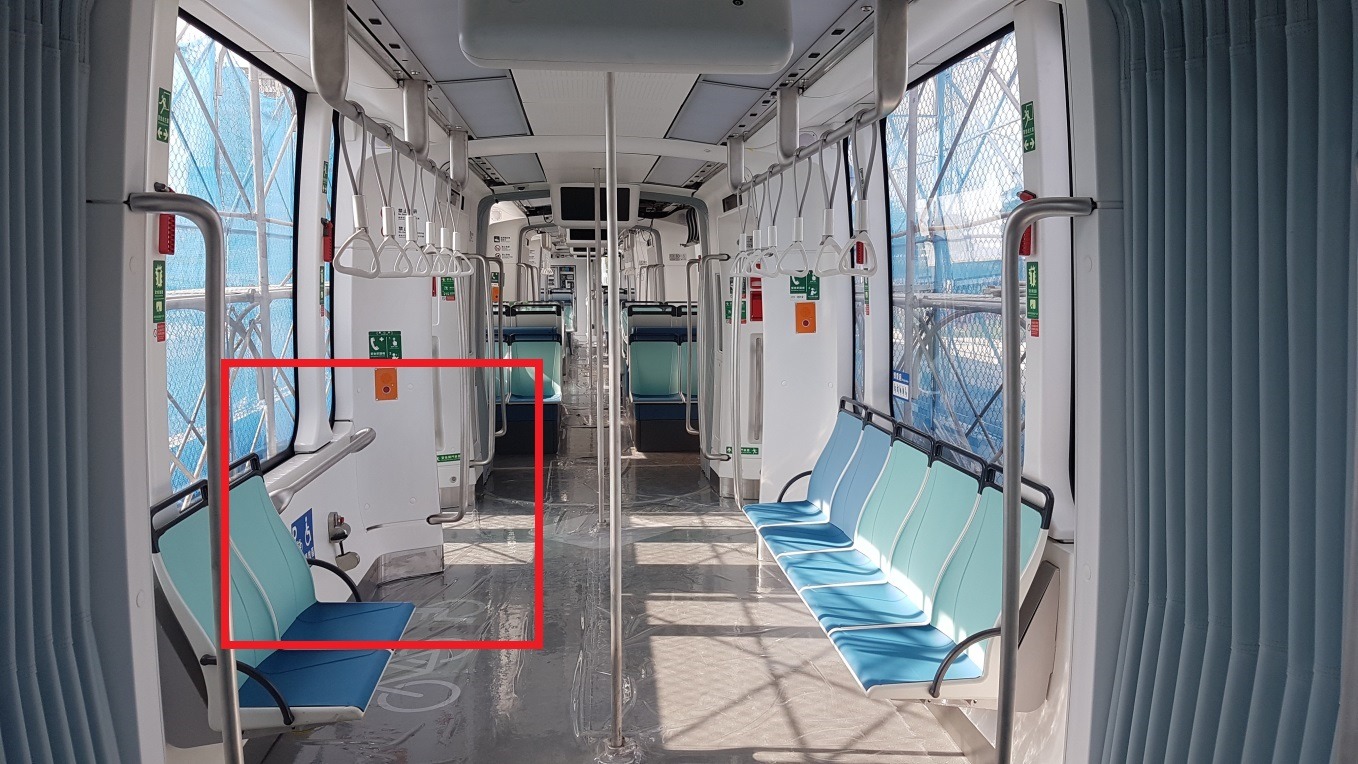 （圖說：淡海輕軌列車-多功能停放區，如紅框處）