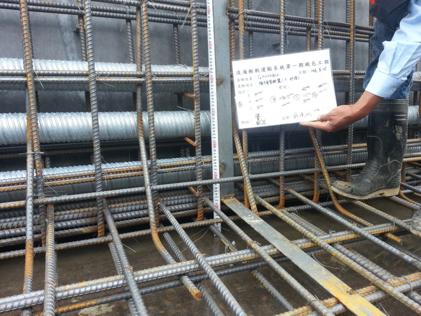 （圖說：廠商自主檢查預鑄梁鋼筋施工後檢查作業。）