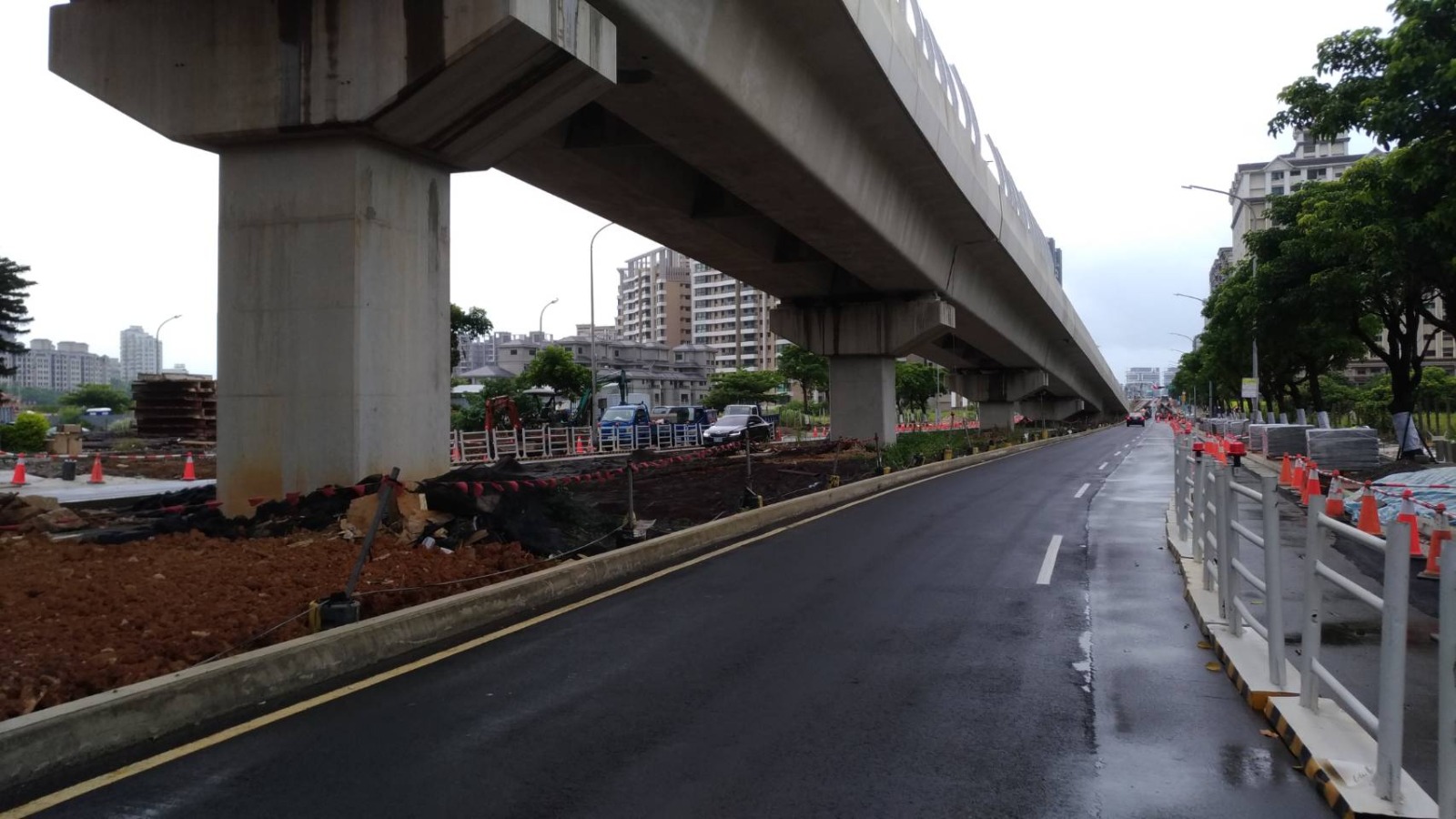 （圖說：淡海輕軌高架路段下施工畫面）