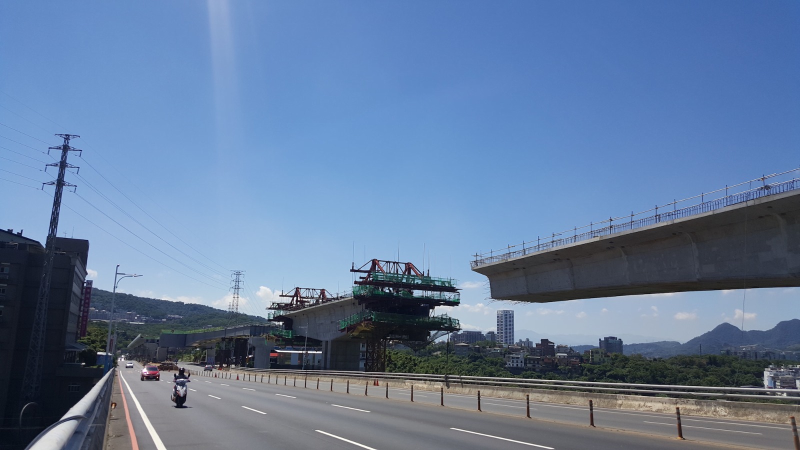 （圖說：懸臂工作車固定在兩端工作）