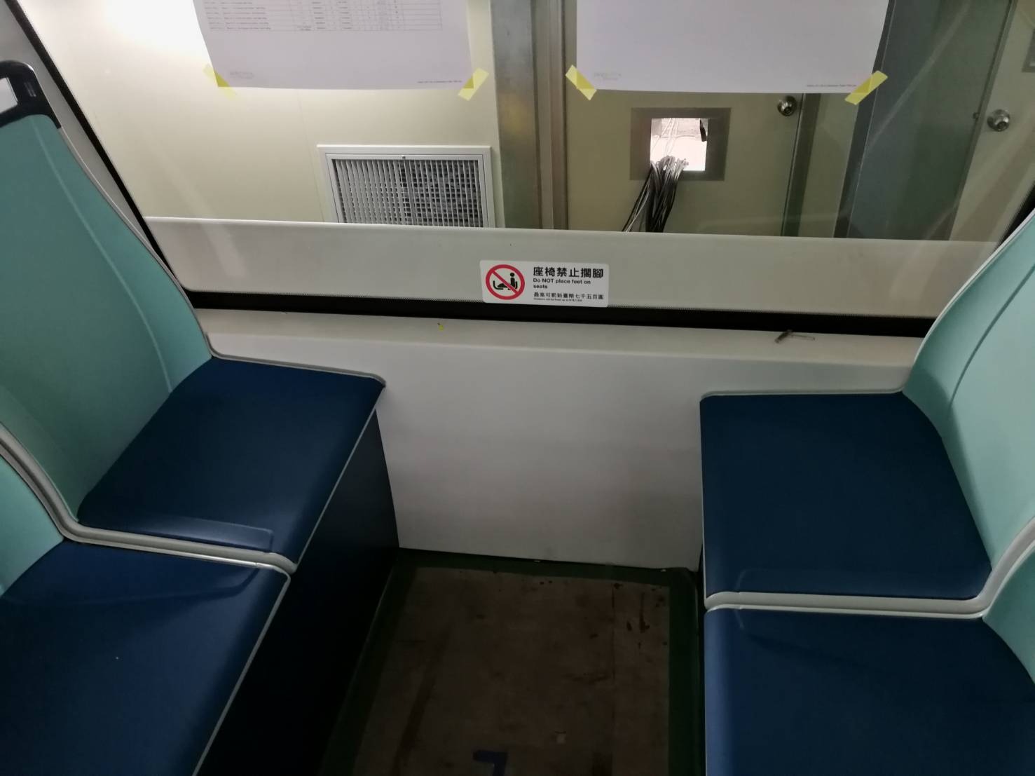 （圖說：淡海輕軌列車內對坐式座椅）