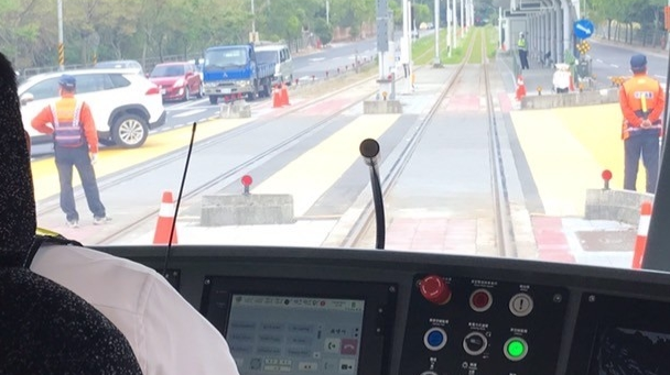列車駕駛員確認路口交通狀況