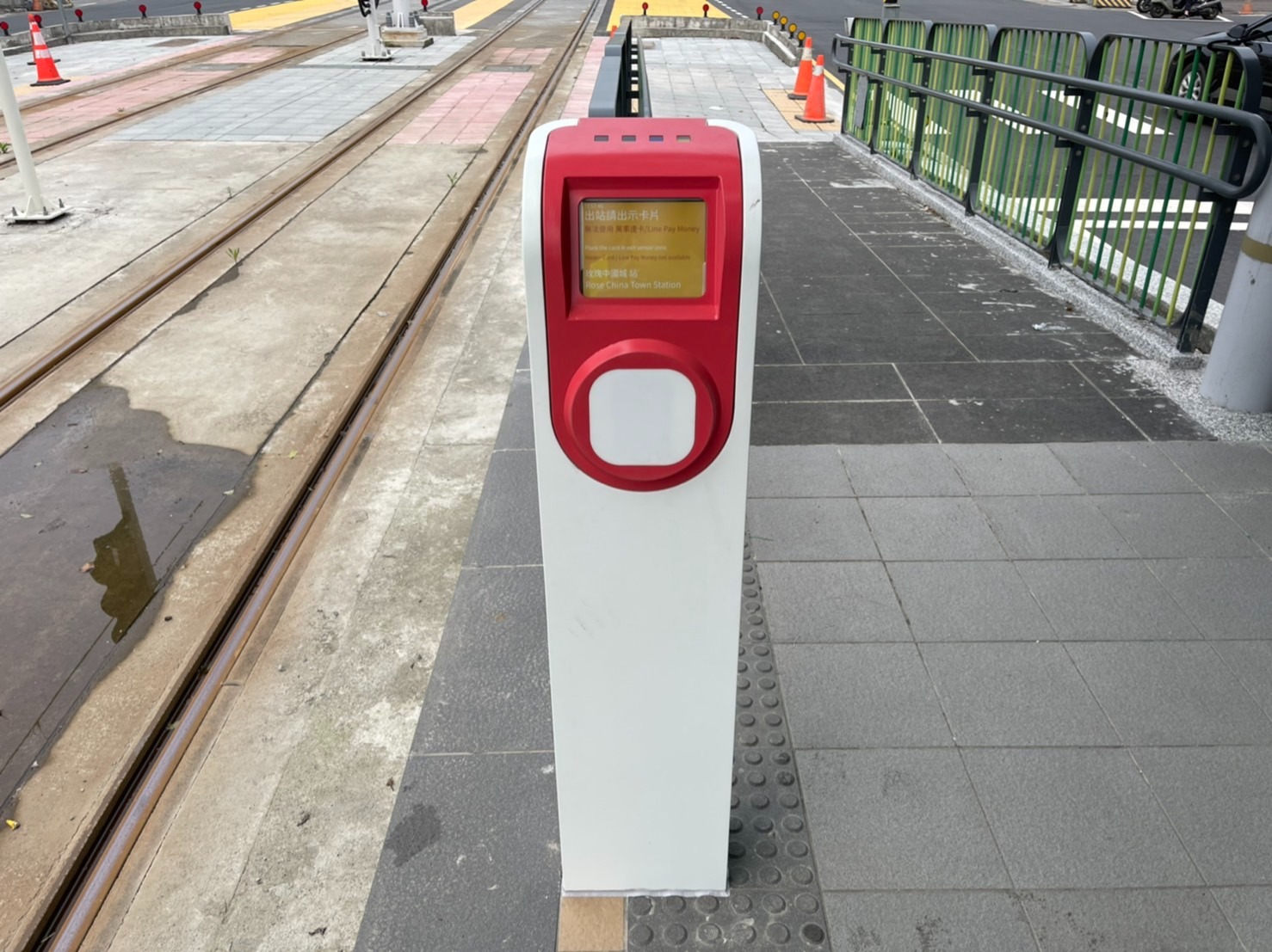 安坑輕軌候車站刷卡機安裝完成