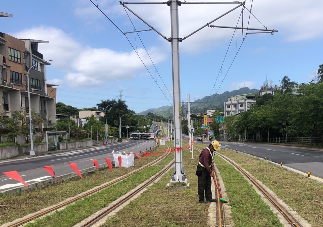 懸掛紅色警示旗(無送電狀況下人員清潔軌區)