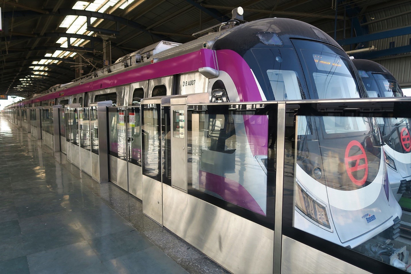 德里地鐵洋紅線列車