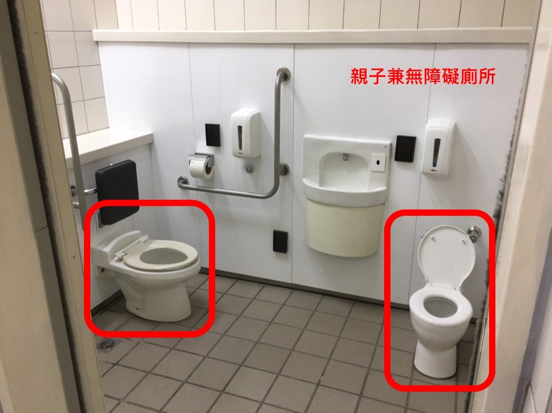 考慮父母帶著小朋友的如廁需求，不需要分開行動，減少孩子離開視線的風險