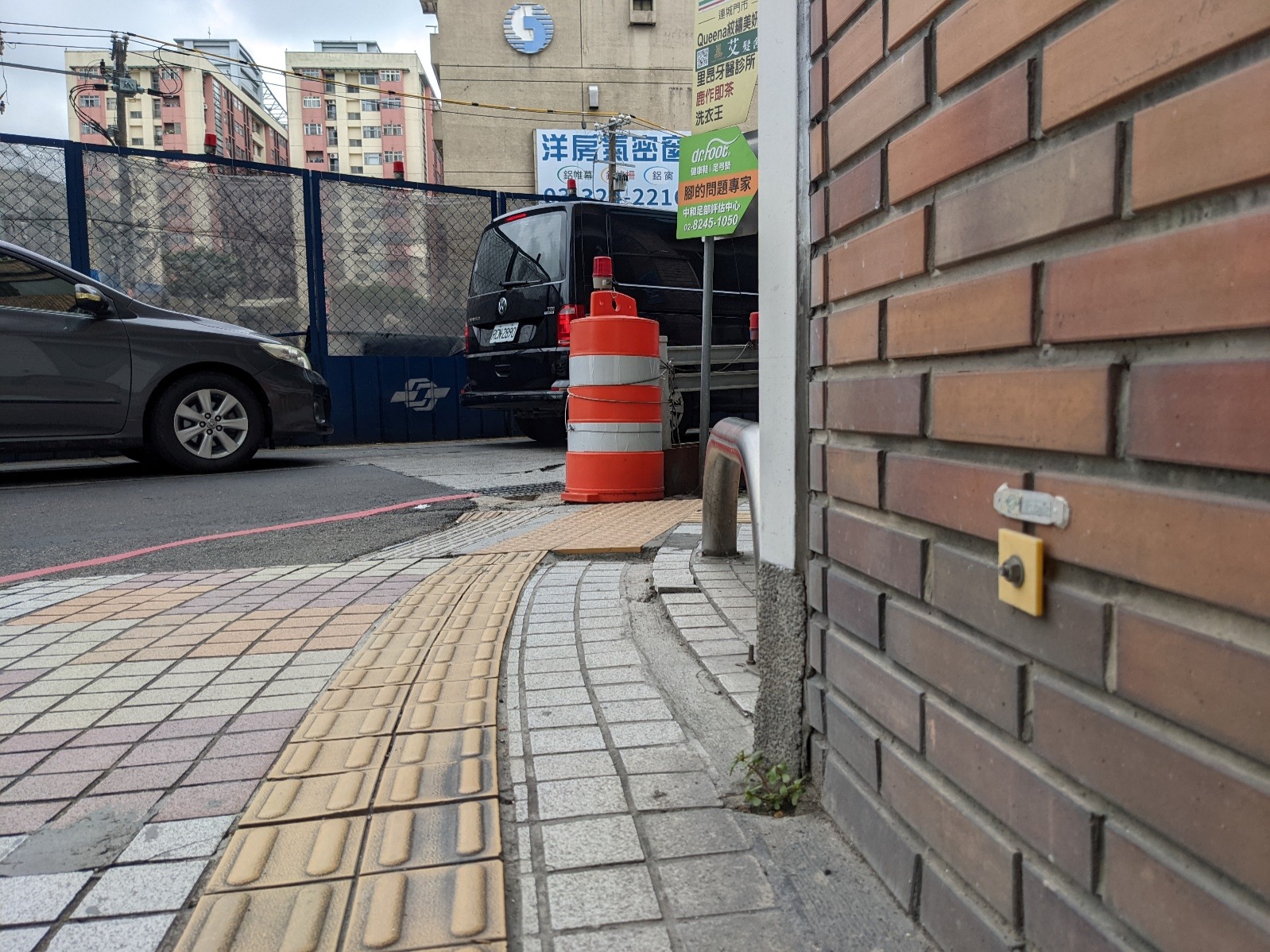 你有觀察過你家的外牆上多了小螺絲釘嗎？