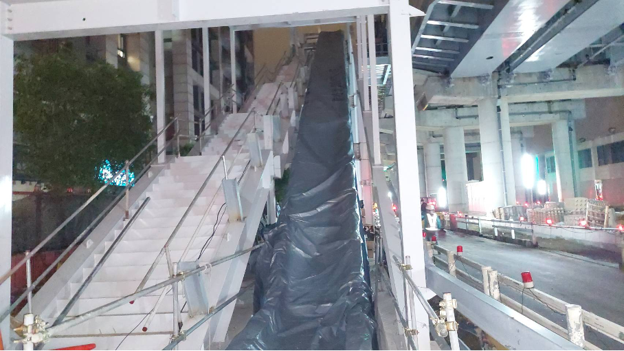 電扶梯吊掛作業完成，封路至完工耗時4小時10分。