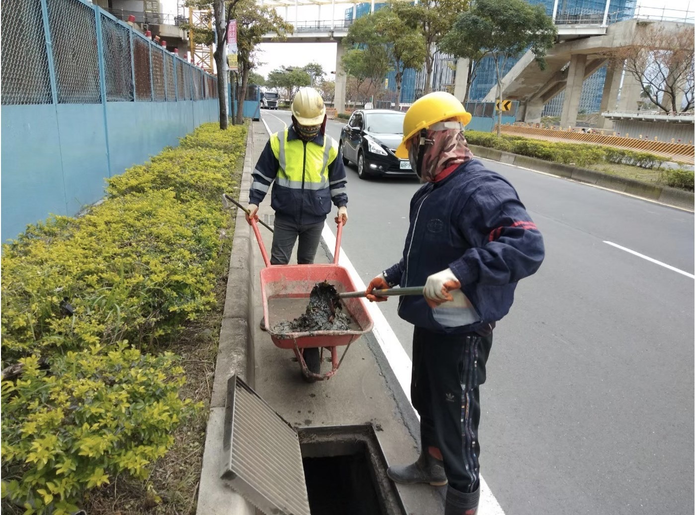 定期辦理側溝清淤作業