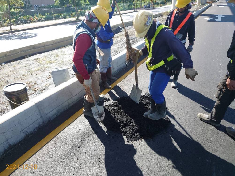以冷料臨時修補道路坑洞，待後續再辦理方正修補