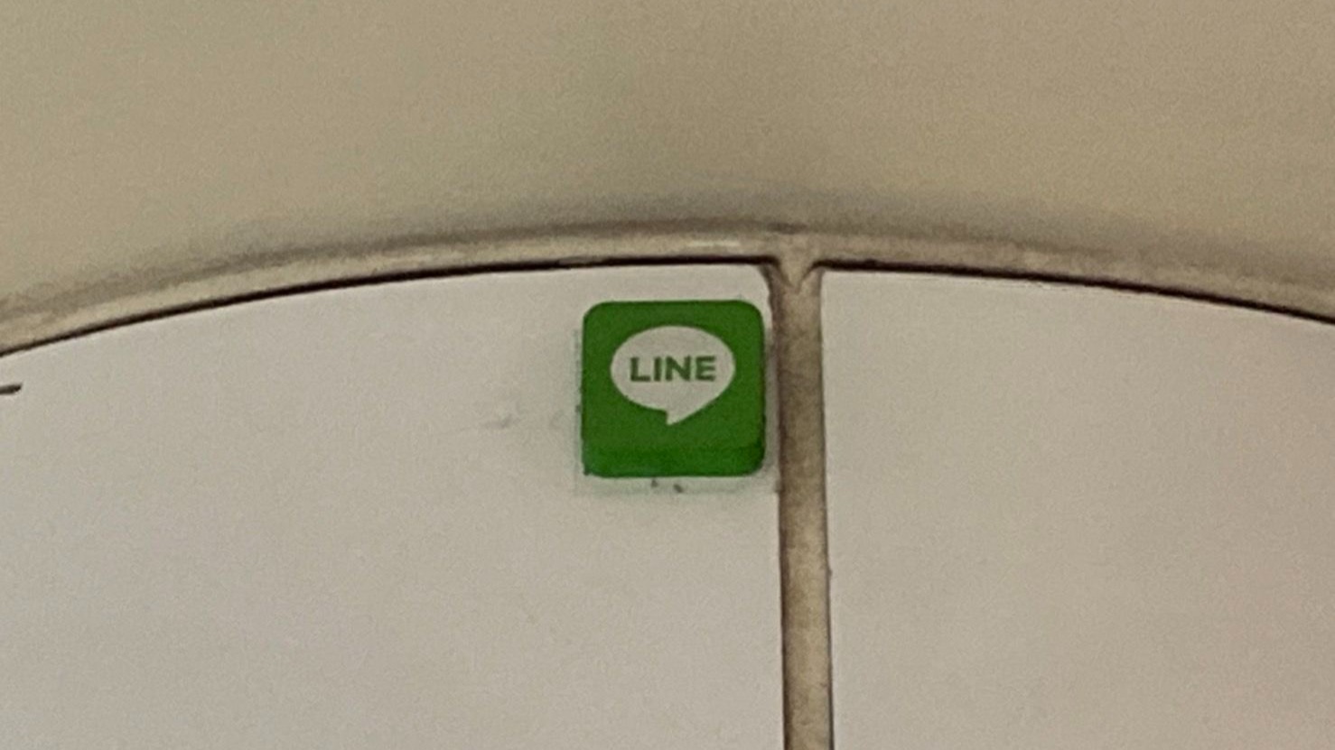 台北車站等候月台白色柱子上方(綠色圖示（LINE圖示）