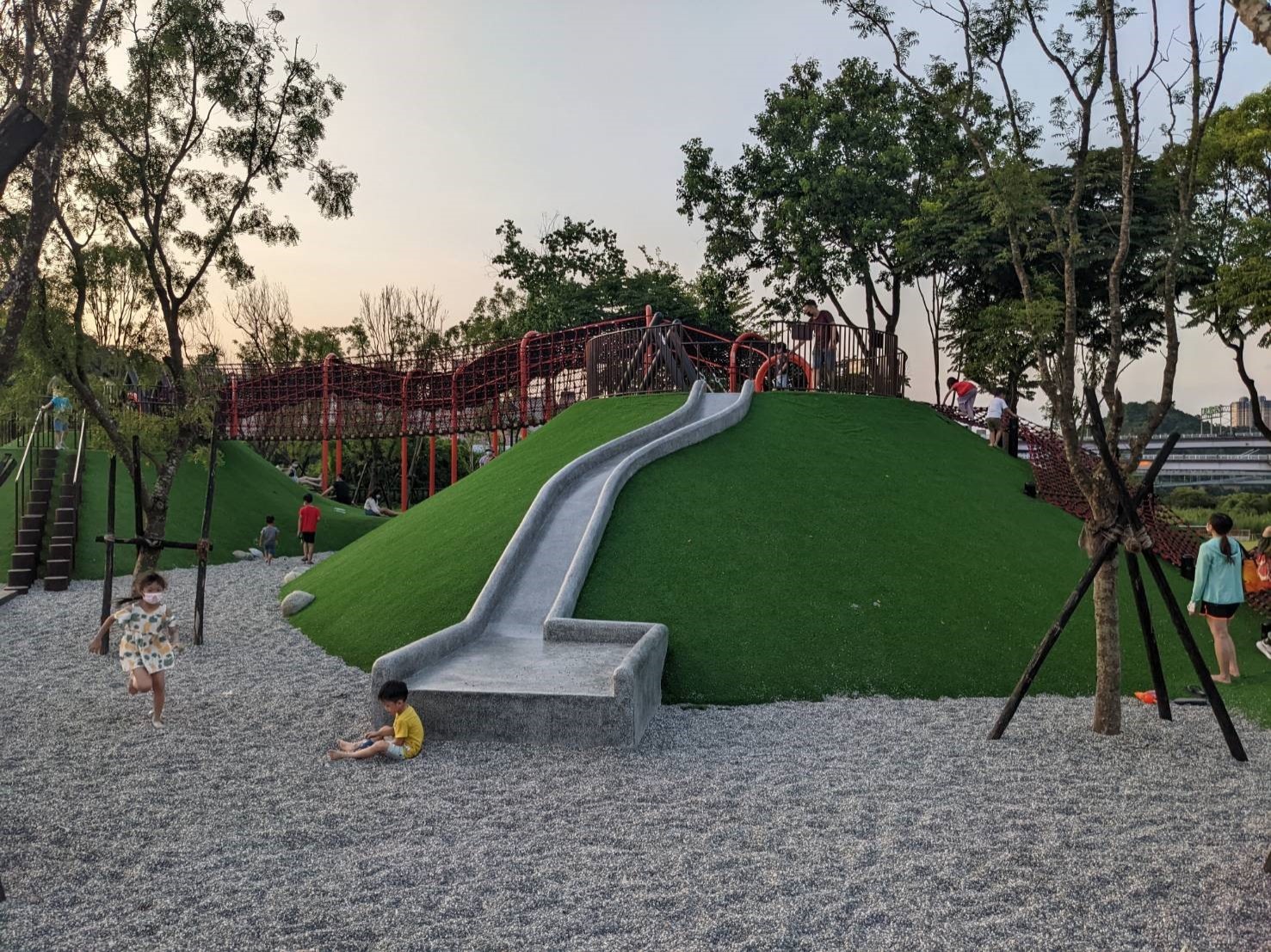 陽光遊戲場樹鄰遊戲區