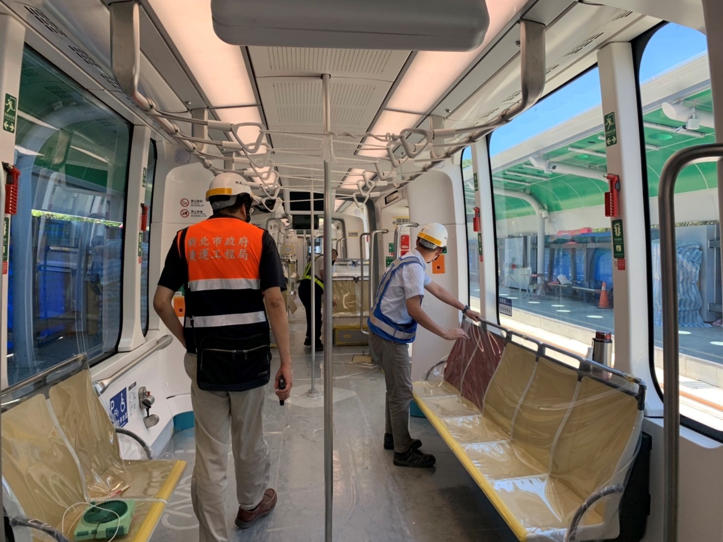 檢視安坑輕軌車廂內裝