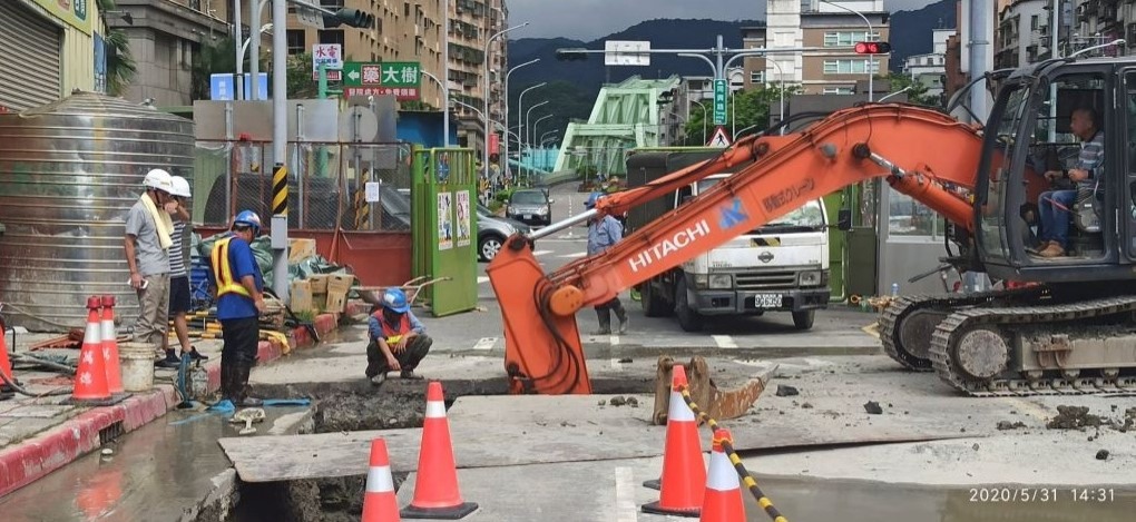 「汐止區新社后橋園道段道路北延穿越高速公路新闢道路工程」施工現場