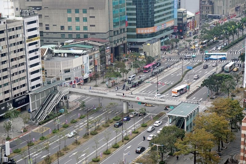 現在的台北市中華路，底下藏了台鐵、高鐵及捷運三大軌道系統