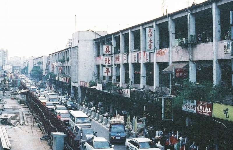 中華商場，左側已開始鐵路地下化施工