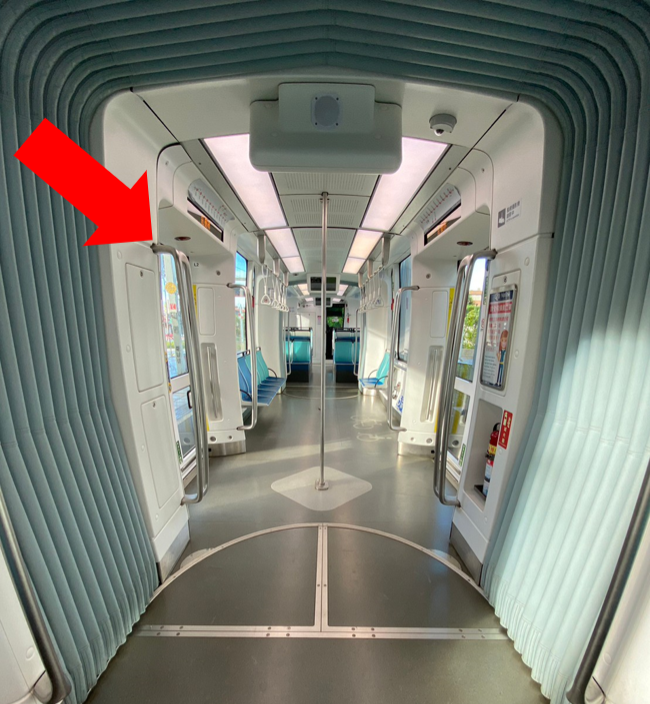 車間走道兩側垂直式握桿，車間通道提供旅客在通過時，能抓住握桿行走。安裝於側牆上，如同車門屏風支柱的方式