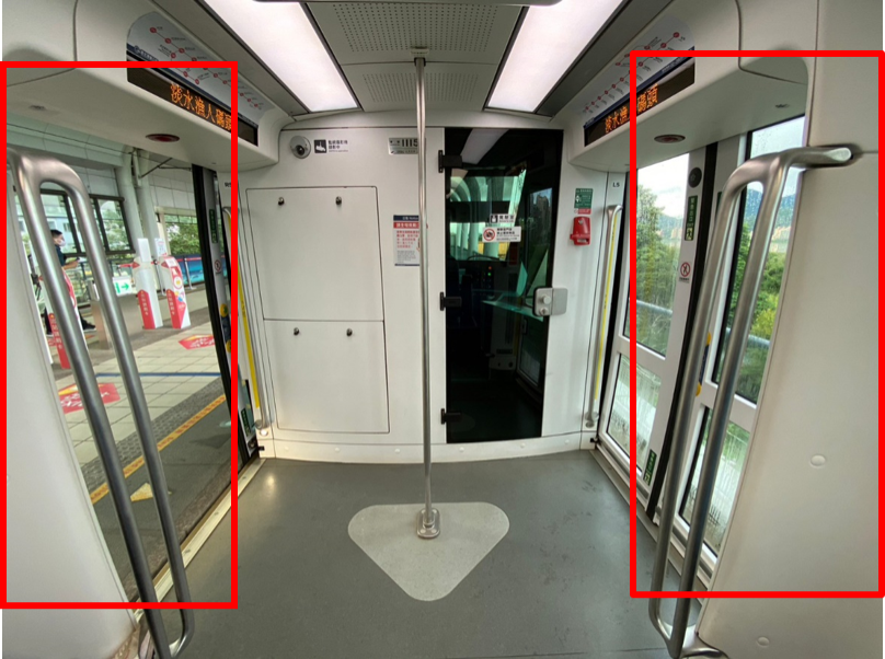 客室車門側邊垂直式握桿，在車門旁設置握桿，提供旅客使用，確保旅客上下車之安全