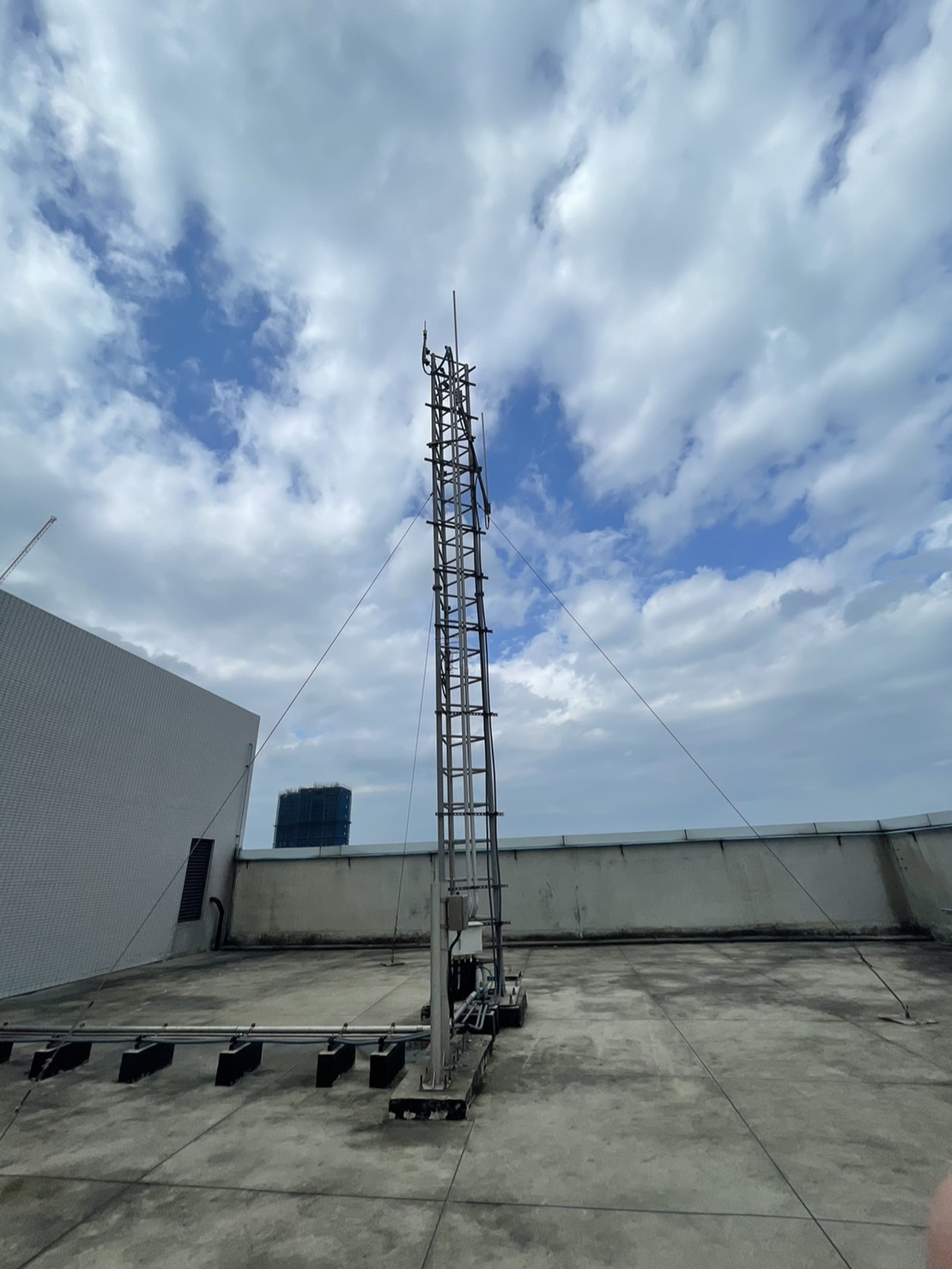 淡海輕軌行政大樓放電式避雷針
