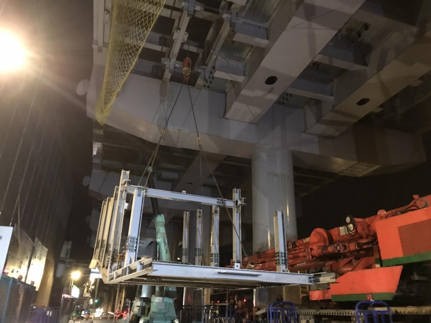 夜間吊裝的情形(吊裝位置在站體下方)