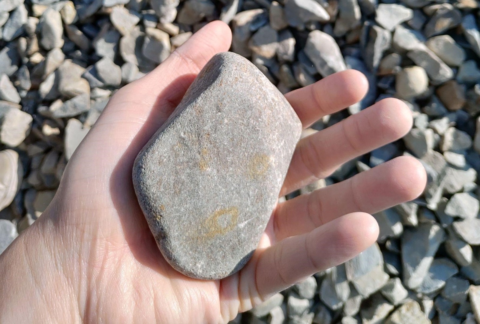 不合格的道碴石（光滑無角、沒有明顯壓碎面）