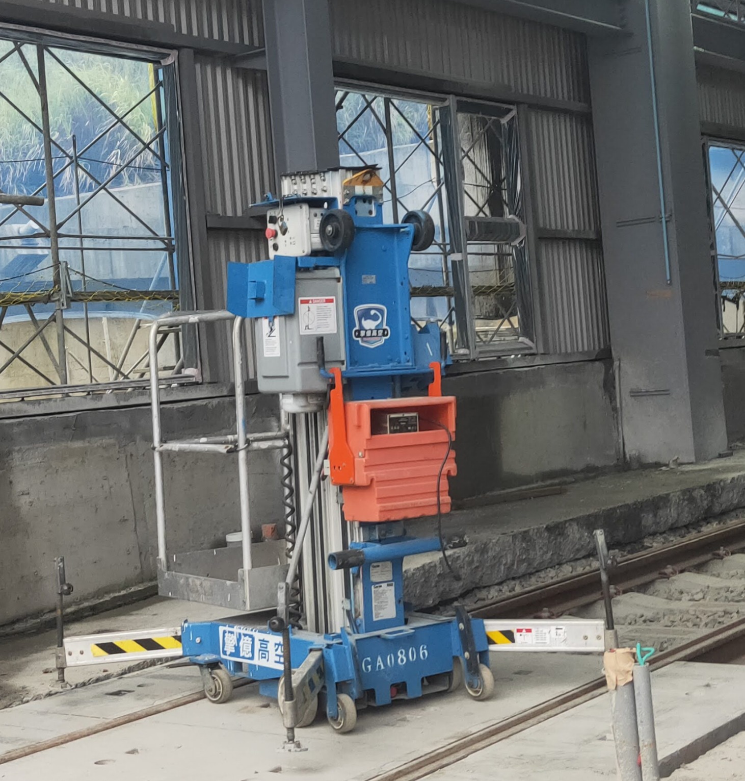 垂直升降型高空作業車