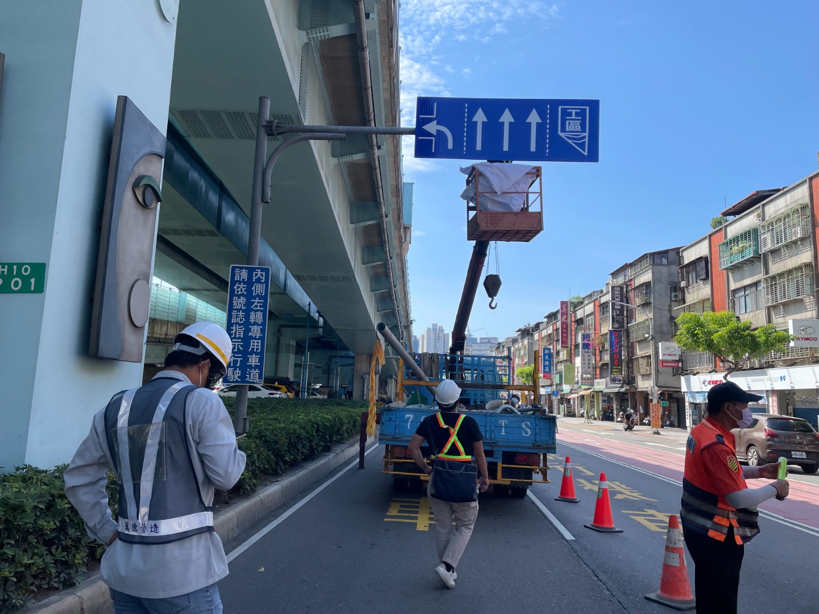 不同的高空作業車有不同的適用範圍，馬路上很常見車載型直臂式高空作業車，修號誌、修剪行道樹、修理電線都會用到它