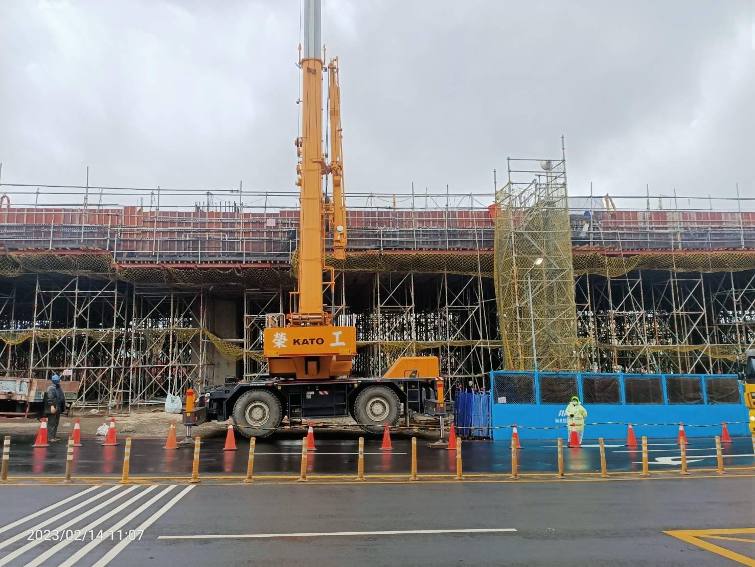 捷運站施工區域材料機具進場時